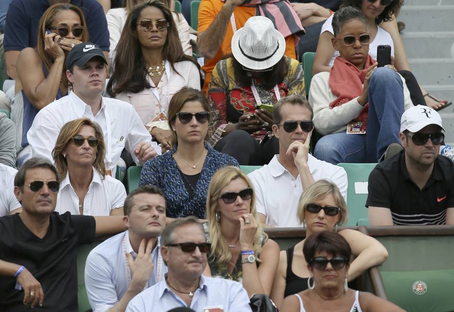In tribuna Mirka Federer (al centro in blu) con il coach di Roger, Stefan Edberg (Ap)